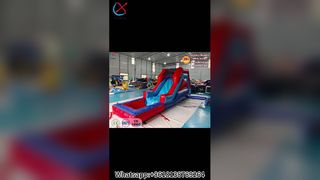Diversão gigante na piscina com escorregador de água inflável