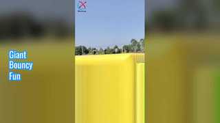 Diversão com almofada inflável gigante