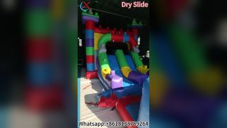 Diversão no tobogã aquático infantil Bounce House