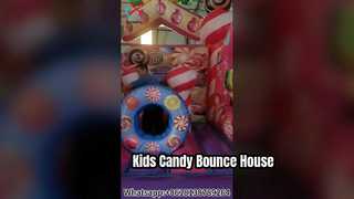 Casa inflável de doces divertida para crianças
