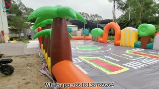 Diversão inflável em pista de corrida infantil