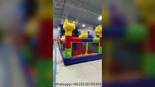 Castelo colorido da Bounce House com diversão no slide