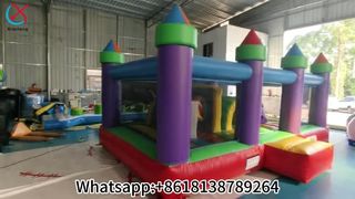 Diversão na pista de obstáculos Rainbow Bounce House