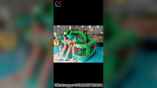 Casa inflável do salto da aventura na selva com corrediça