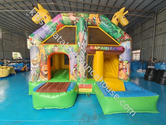 Pequena casa de salto interior com impressão completa girafa desenho animado parque animal castelo com silde combo