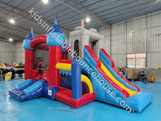 Casa de salto inflável com deslizamento para crianças.