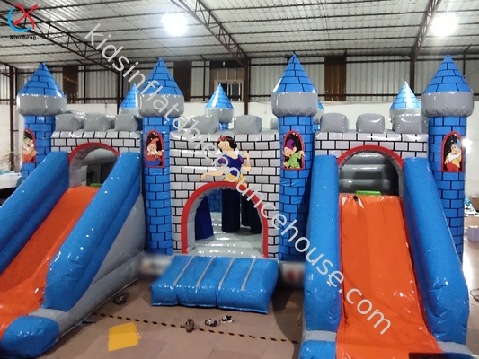 Parque inflável de fábrica Castelo inflável de Branca de Neve com escorregas duplas